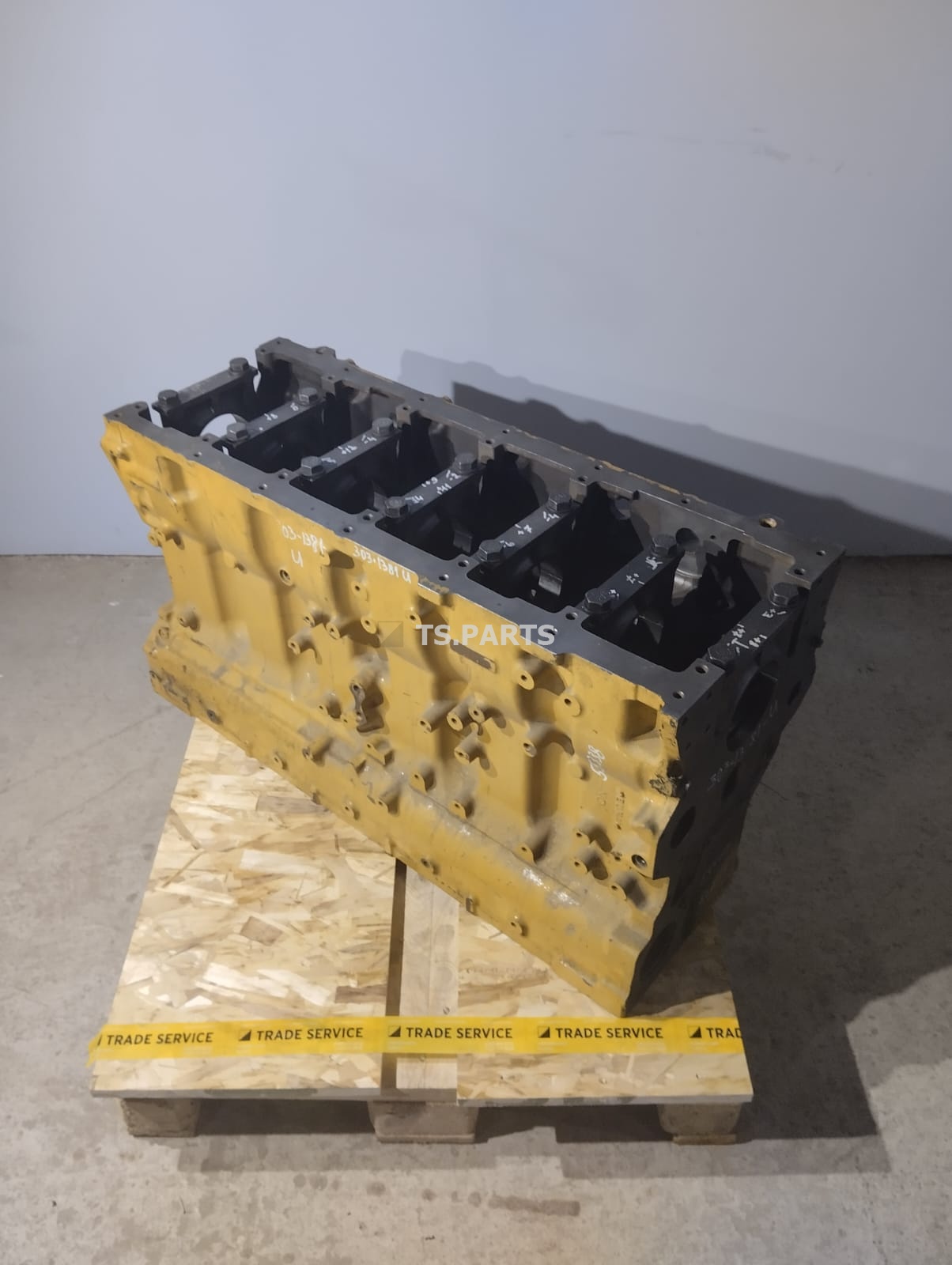 Блок цилиндров C13; C11 б/у 3031383-U