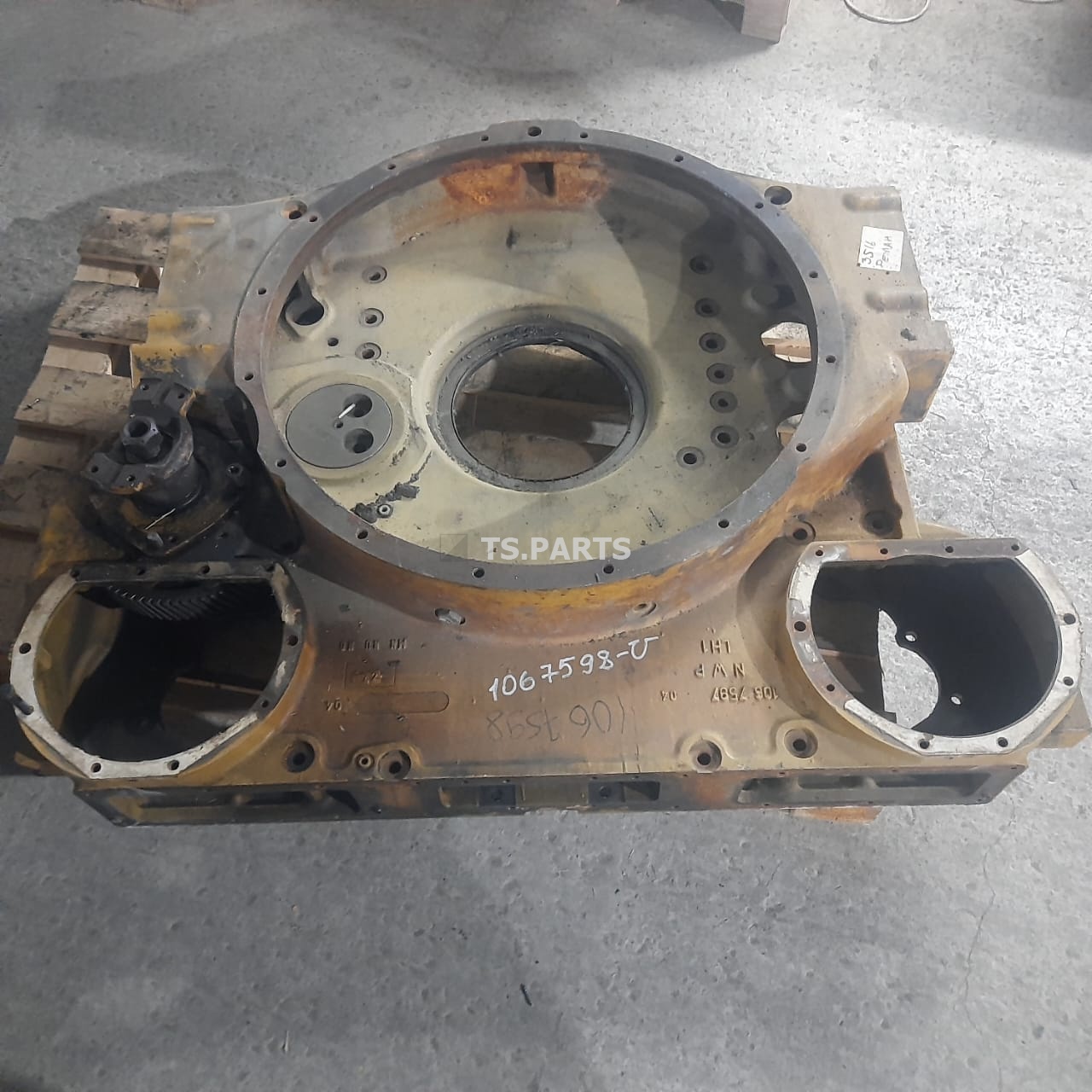Задняя структура двигателя (корпус шестерен) 3516B 1067598-U
