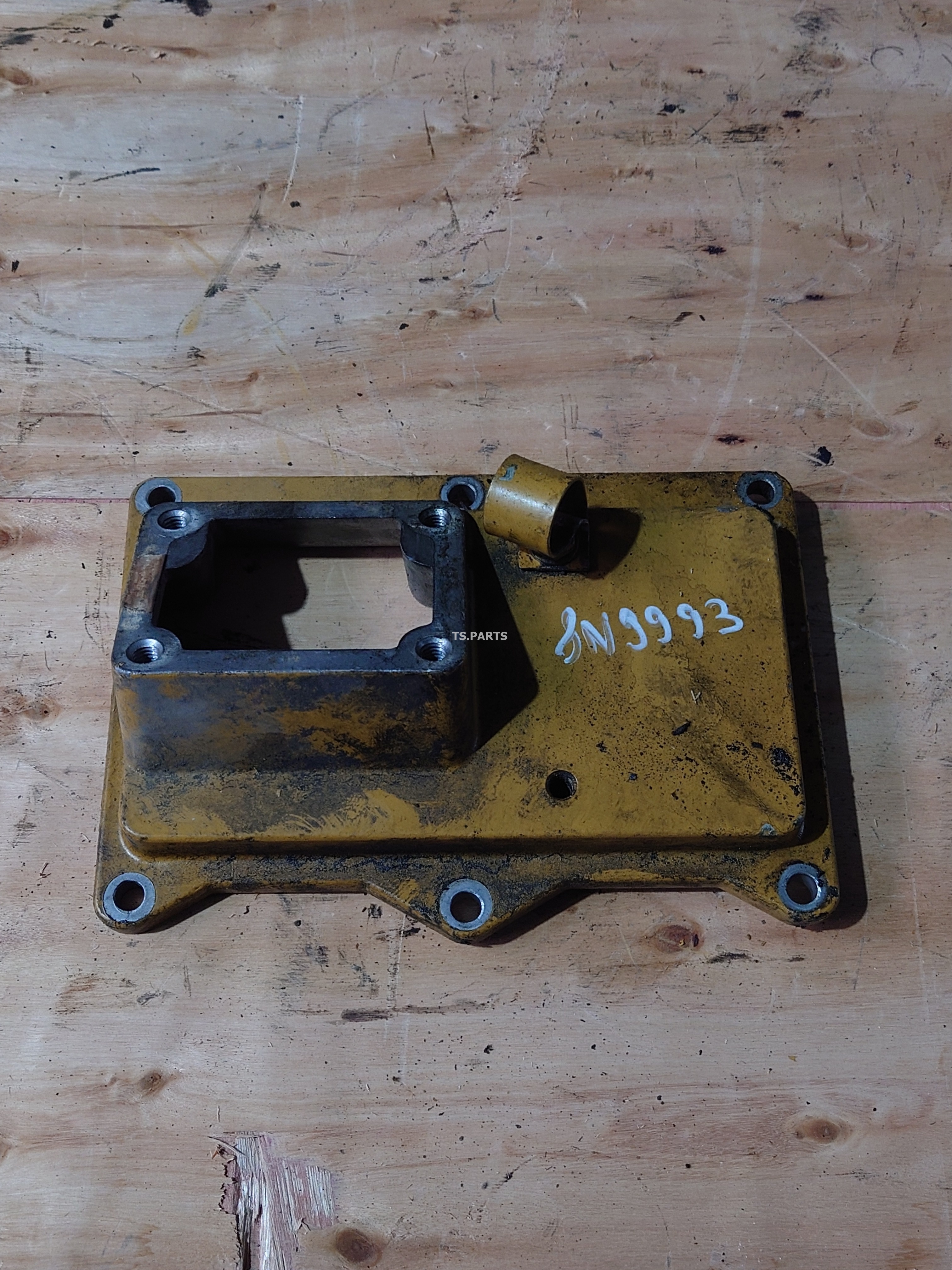 Крышка лючка распределительного вала, вся линейка 35ХХ серии двигателей 8N9993-U